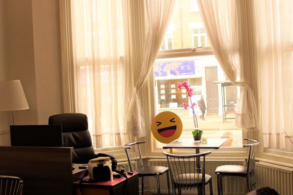 Plaza Hotel Лондон Екстериор снимка