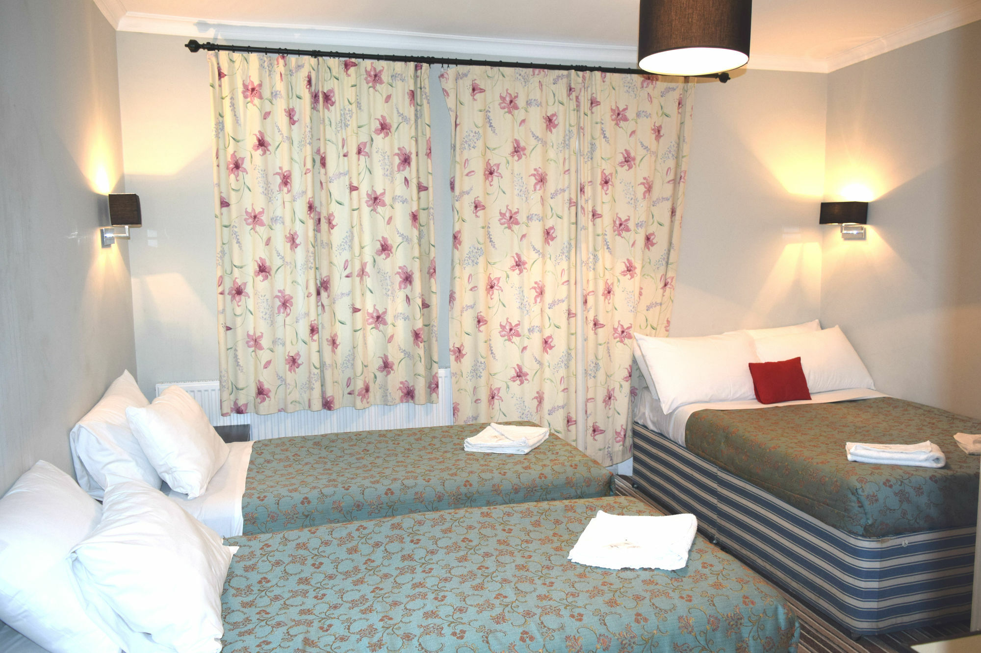 Plaza Hotel Лондон Екстериор снимка