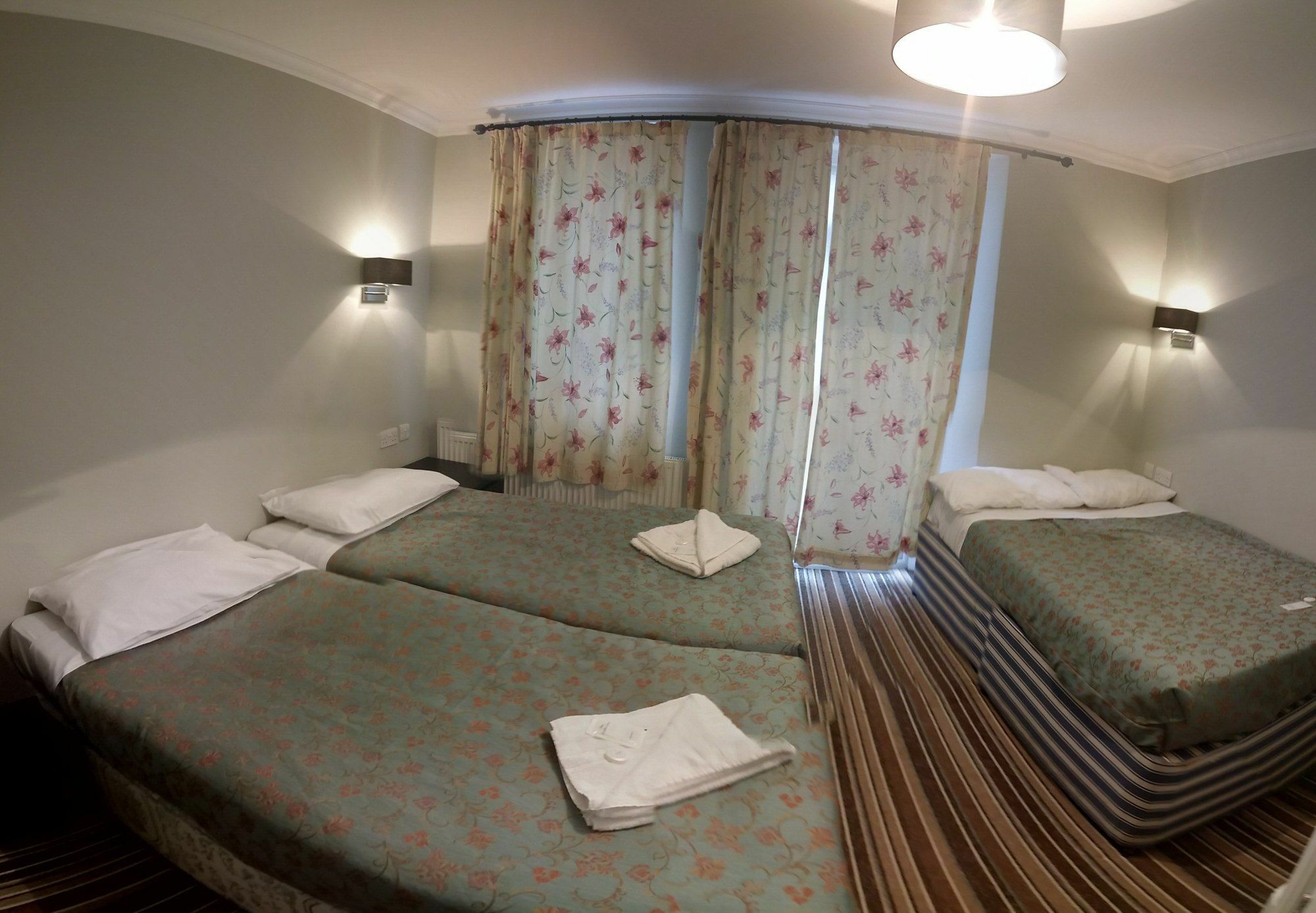 Plaza Hotel Лондон Екстериор снимка